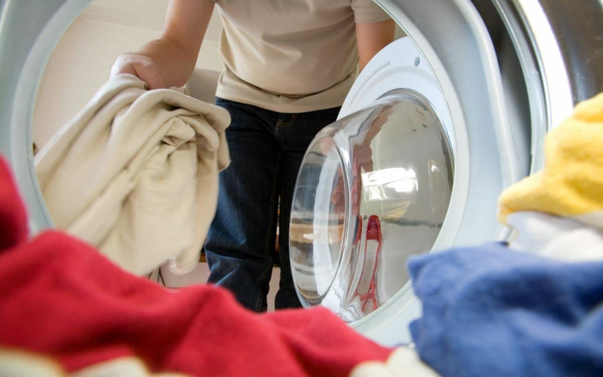 Fargede klær i vaskemaskinen. Hva kan vaskes sammen? FOTO