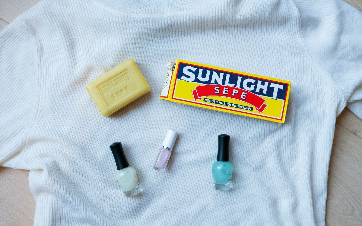 Fjerke neglelakk fra klær med Sunlight Sepe. FOTO
