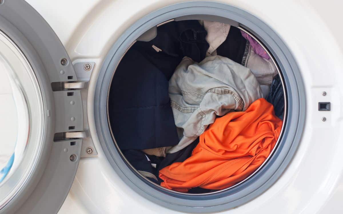 Klær liggge i vaskemaskinen. FOTO