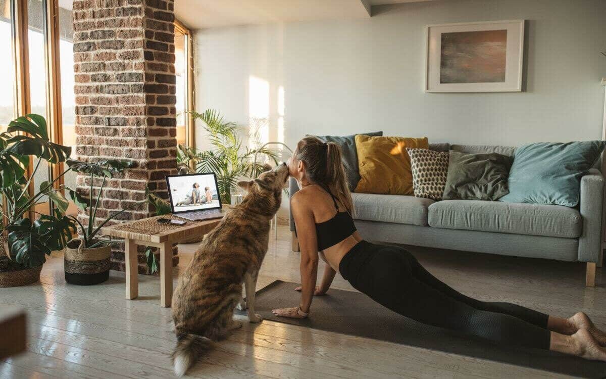 Kvinne som driver med yoga. Foto
