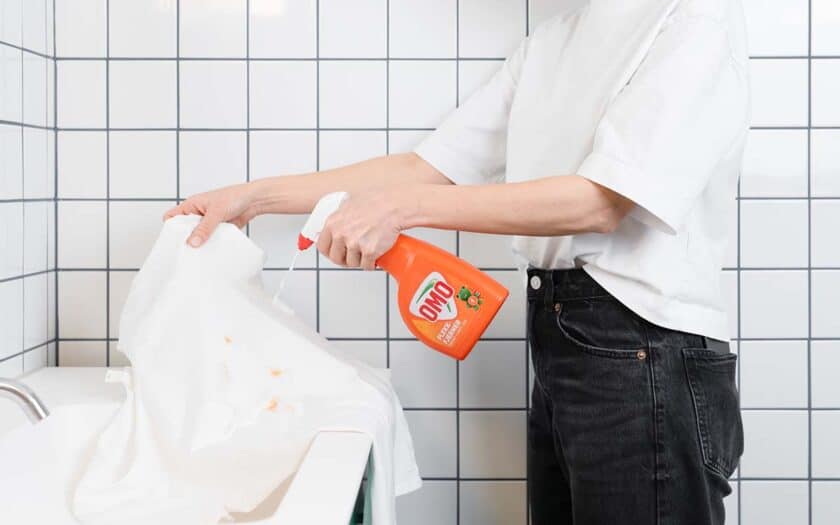Fjerne flekker med OMO Flekkfjerner.