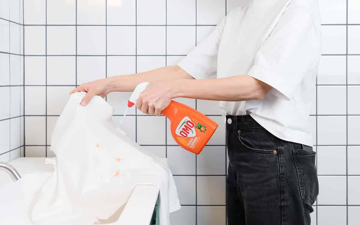 Fjerne flekker med OMO Flekkfjerner.