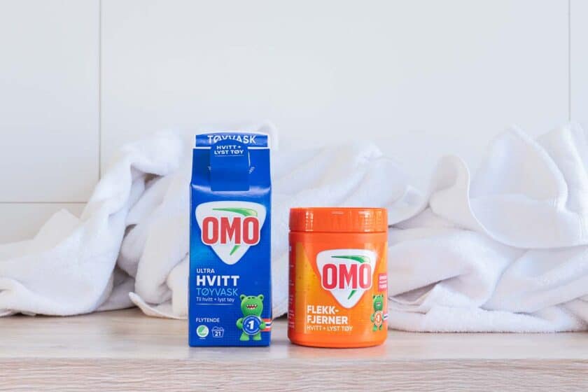 Fjerne flekker på duk med OMO Flekkfjerner og vaskemiddel.