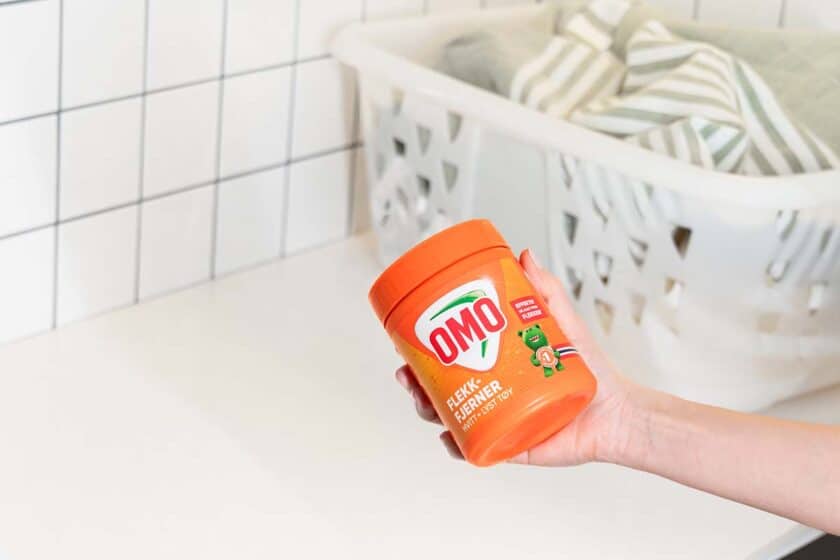 Fjerne flekker fra sofa med OMO Flekkfjerner.