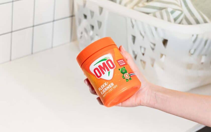 Fjerne svettemerker på klærne med OMO Ultra Hvitt Flekkfjerner pulver.