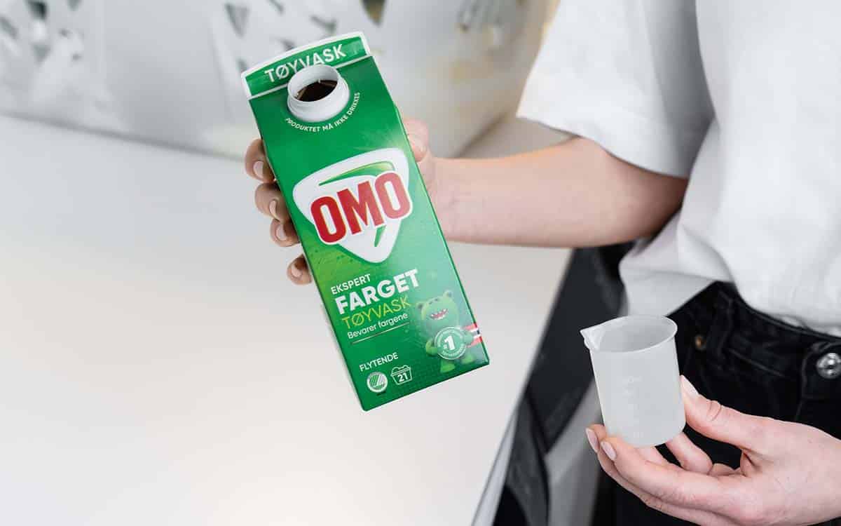 OMO Color foran vaskemaskin. Hvor mange grader vaske klær?