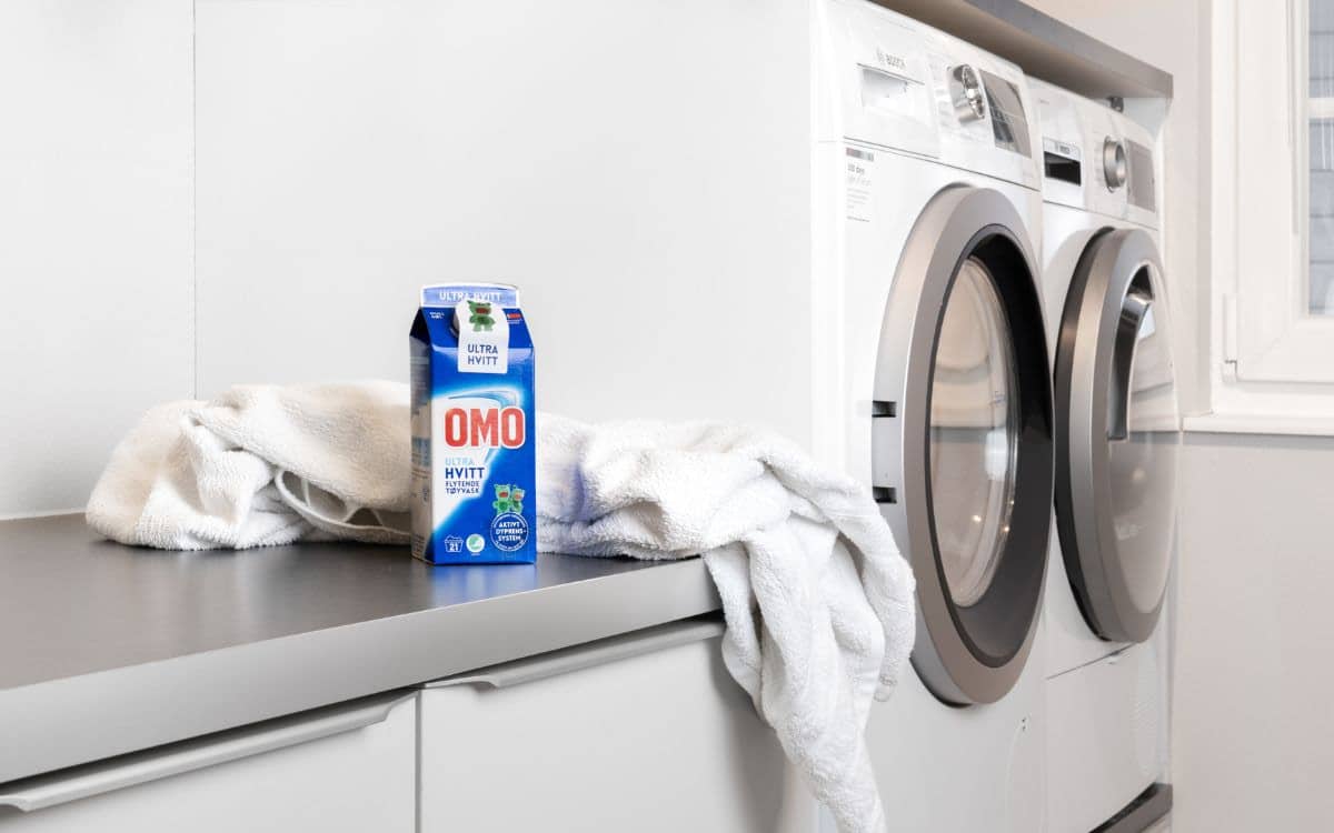 Håndkle blir vasket med OMO Ultra Hvitt.