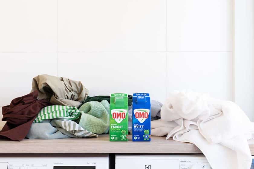 OMO Color og OMO Ultra Hvitt foran to kleshauger. Hva kan vaskes sammen med hva?