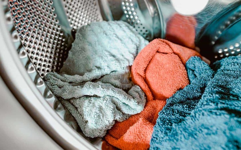 Handklær i vaskemaskin. Vaskes med riktig mengde vaskepulver.