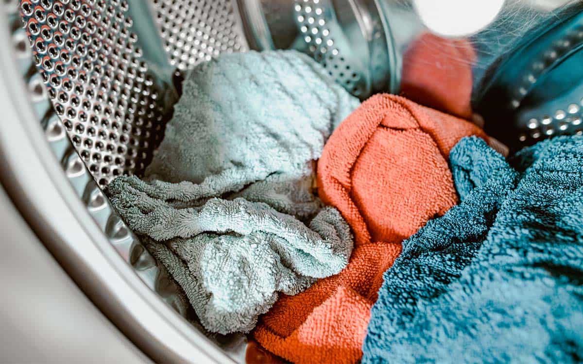 Handklær i vaskemaskin. Vaskes med riktig mengde vaskepulver.