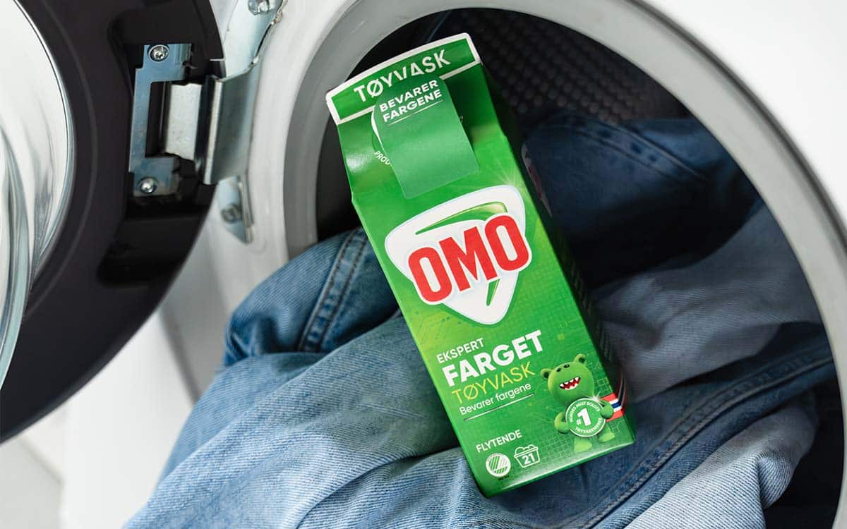 Jeans vaskes med OMO Farget Tøyvask.