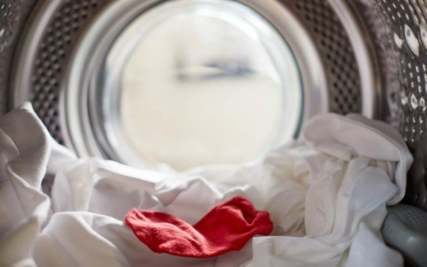 klesvask tabber - rød sokk i hvit vask. FOTO