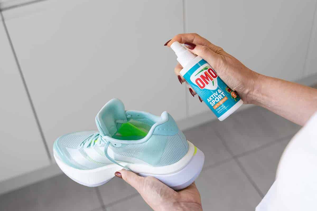 Fjern dårlig lukt i sko med OMO Luktfjerningsspray.