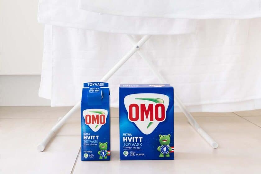 Tørke klær inne: Klær henger til tørk bak OMO-produkter.