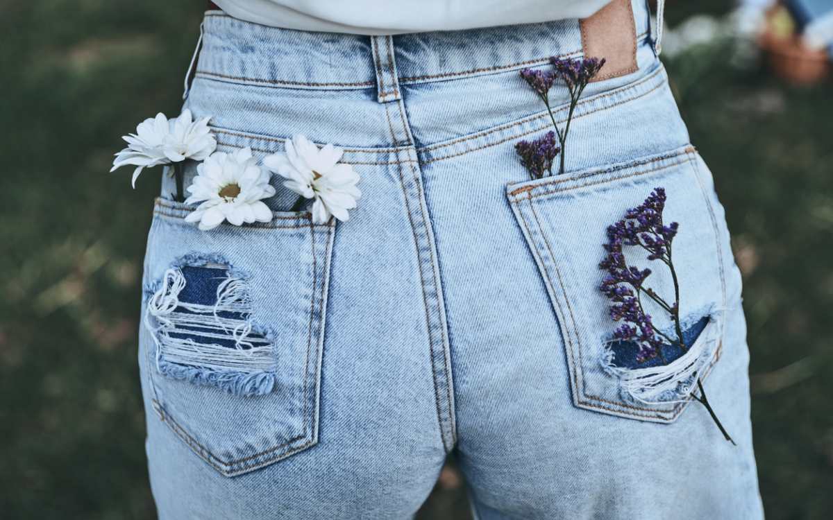 Jeans med blomster i lommene. Skal jeans vaskes på finvask? FOTO