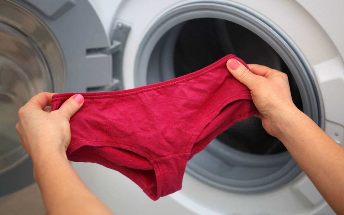 Vaske undertøy i vaskemaskinen. FOTO