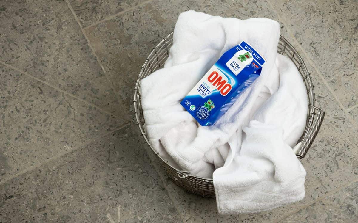 Kurv med rene håndklær vasket med OMO.
