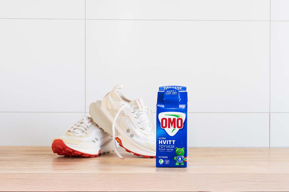 Vaske joggesko med OMO tøyvaskemiddel.