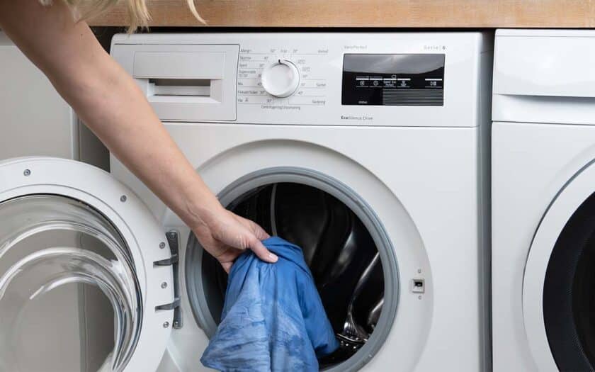 Nye klær som vaskes før bruk.