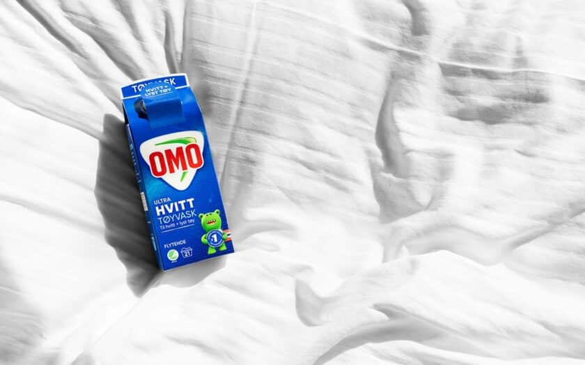 Vaske sengetøy med OMO Ultra Hvitt Vaskemiddel.