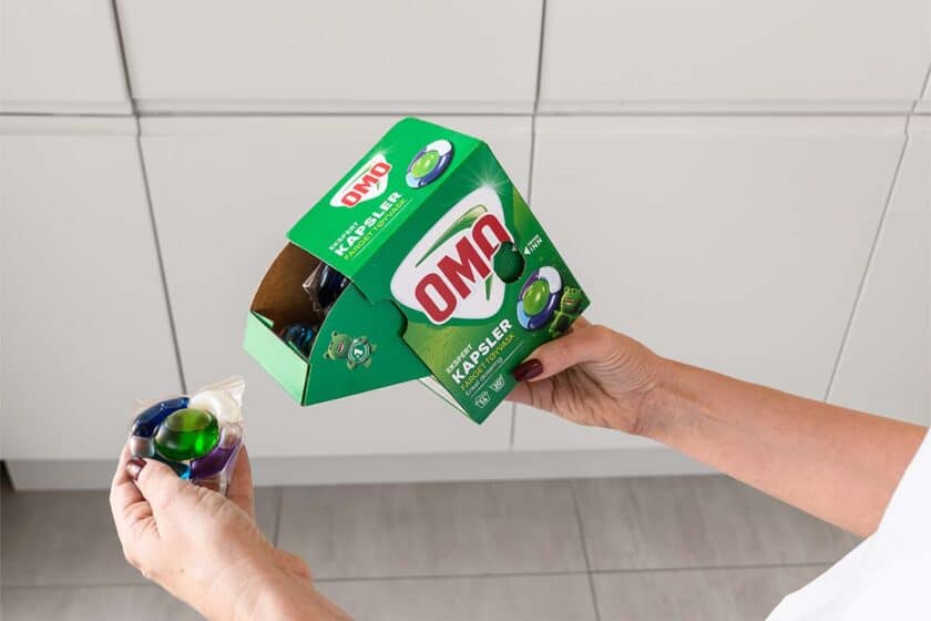 Vaske svarte bukser med OMO Color.