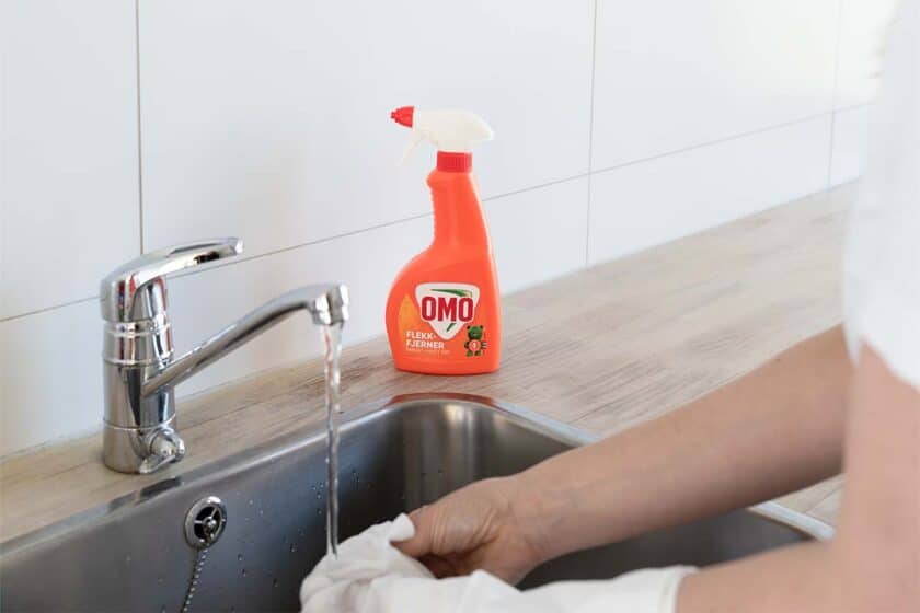 Fjerne blekk fra klær med OMO Flekkfjerningsspray.