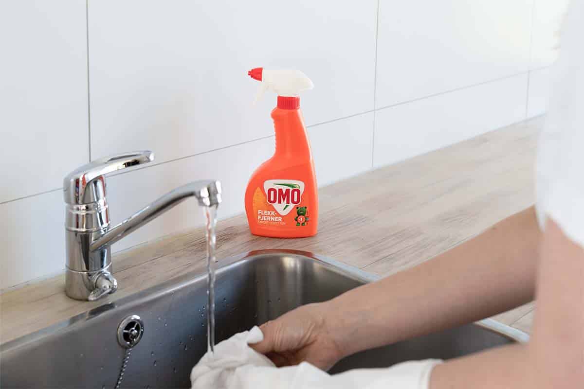 Fjerne blekk fra klær med OMO Flekkfjerningsspray.