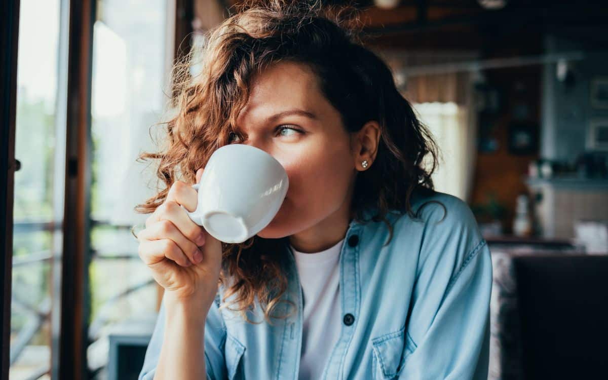 Kvinne drikker kaffe. FOTO