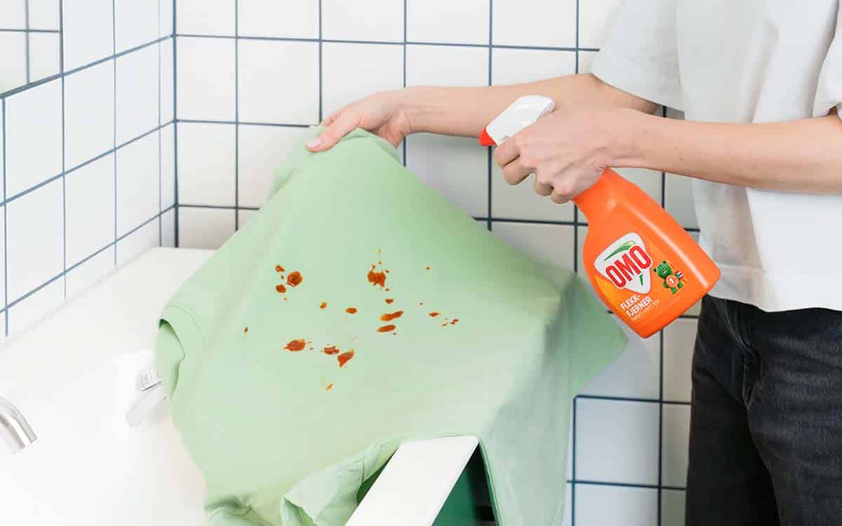 Fjerne tomatsaus med OMO Flekkfjerner Spray.