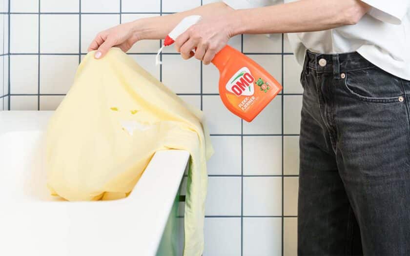 Fjerne kaffeflekker med OMO Flekkfjerningsspray.