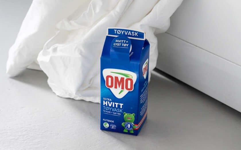 Vaske lin med OMO vaskemiddel.