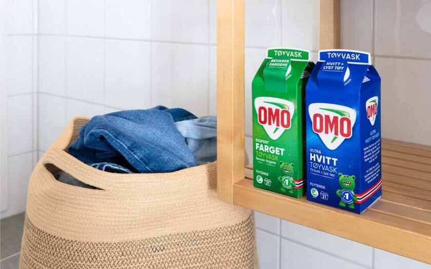 OMO Hvitt og Farget Tøyvask på vaskerommet.