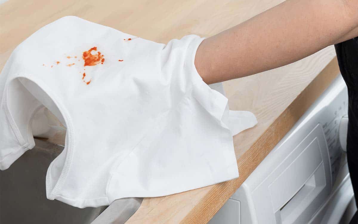 Fjerne blodflekker med OMO Flekkfjerner.