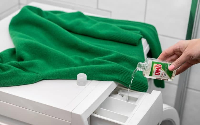 Fjerne nupper fra klær: OMO Cotton Miracle helles i vaskemaskin.