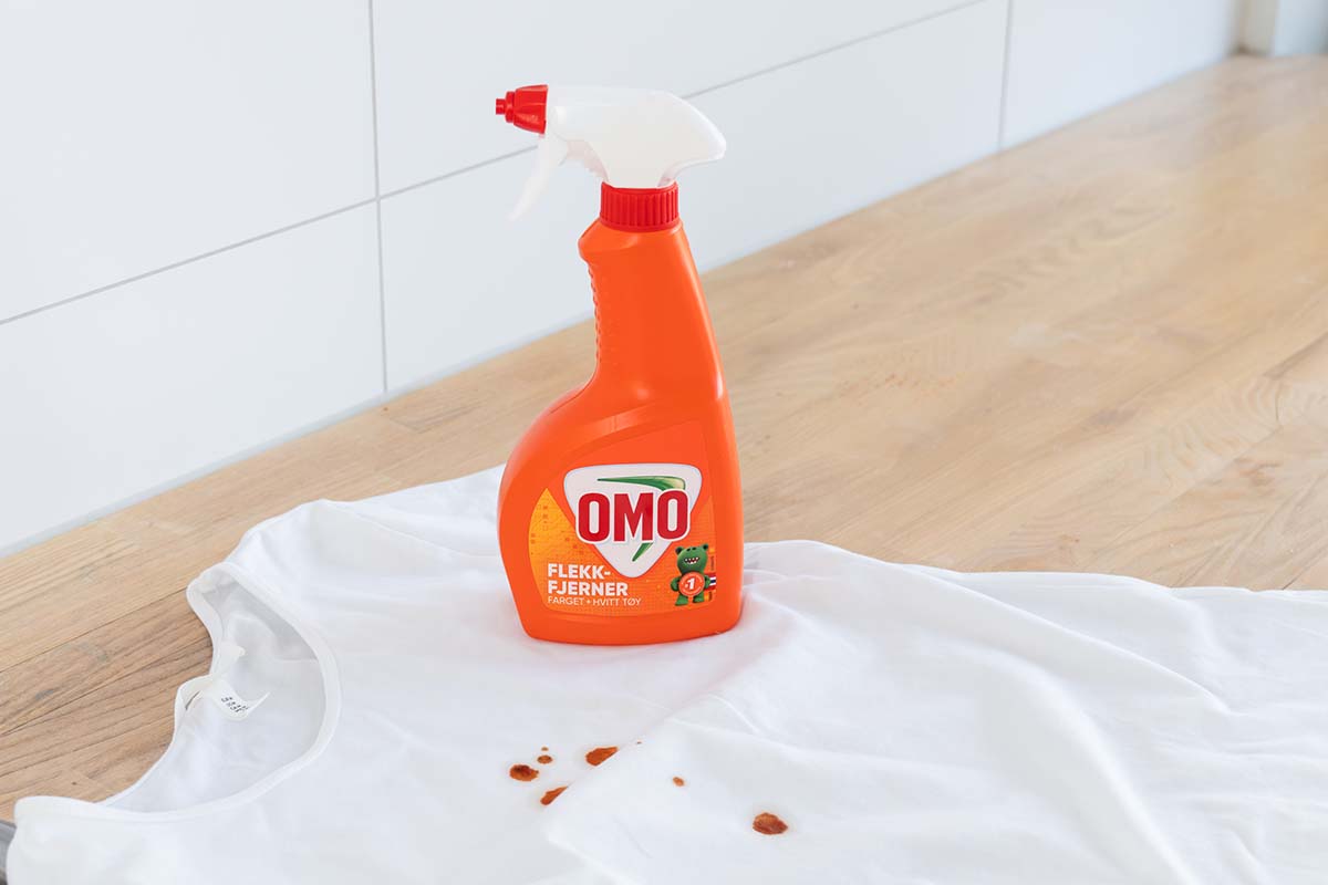 Fjerne bærflekker fra klær med OMO Flekkfjerner.